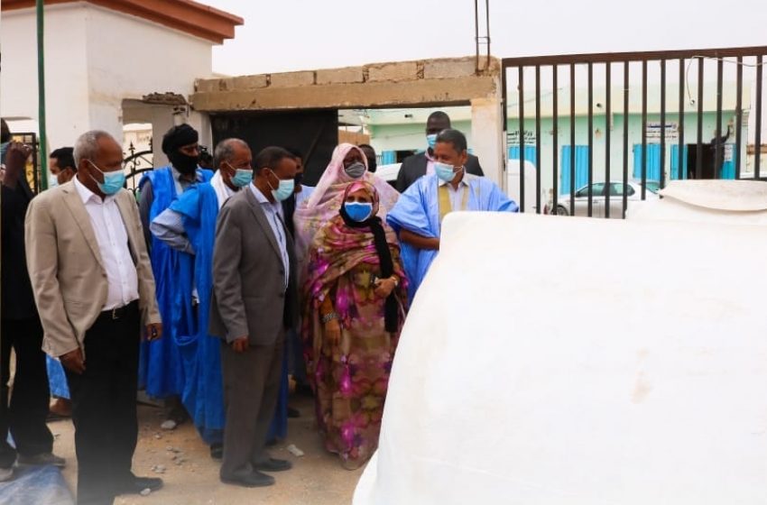  La Présidente de la Région de Nouakchott, Madame Fatimetou Mint Abdel Malick, a remis ce matin, Lundi 18 Janvier 2021 un lot de dix(10) cuves d’eau au Maire de la Commune de Toujounine.