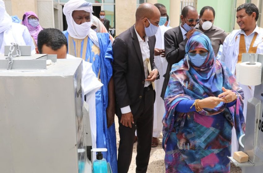 جهة نواكشوط تسلم مجموعة من أجهزة غسل وتعقيم الأيدي لبلديات نواكشوط التسع