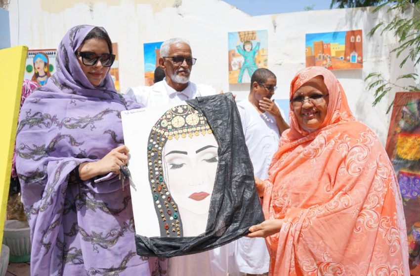  رئيسة جهة نواكشوط تزور مقر جمعية الفنانين التشكليين